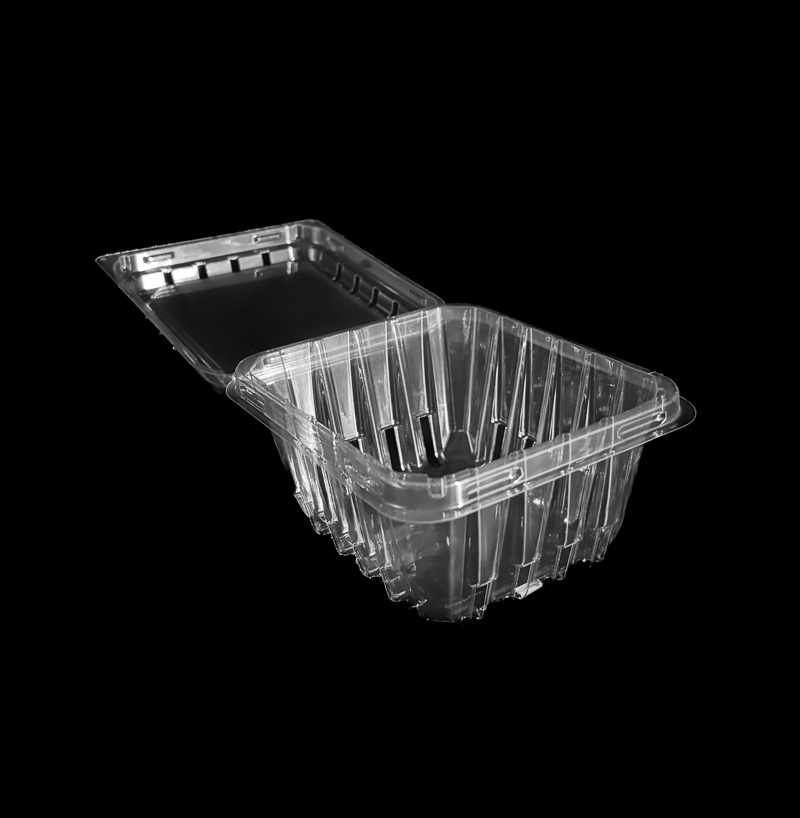 A 1 pint clear clamshell for packing fresh blueberries.